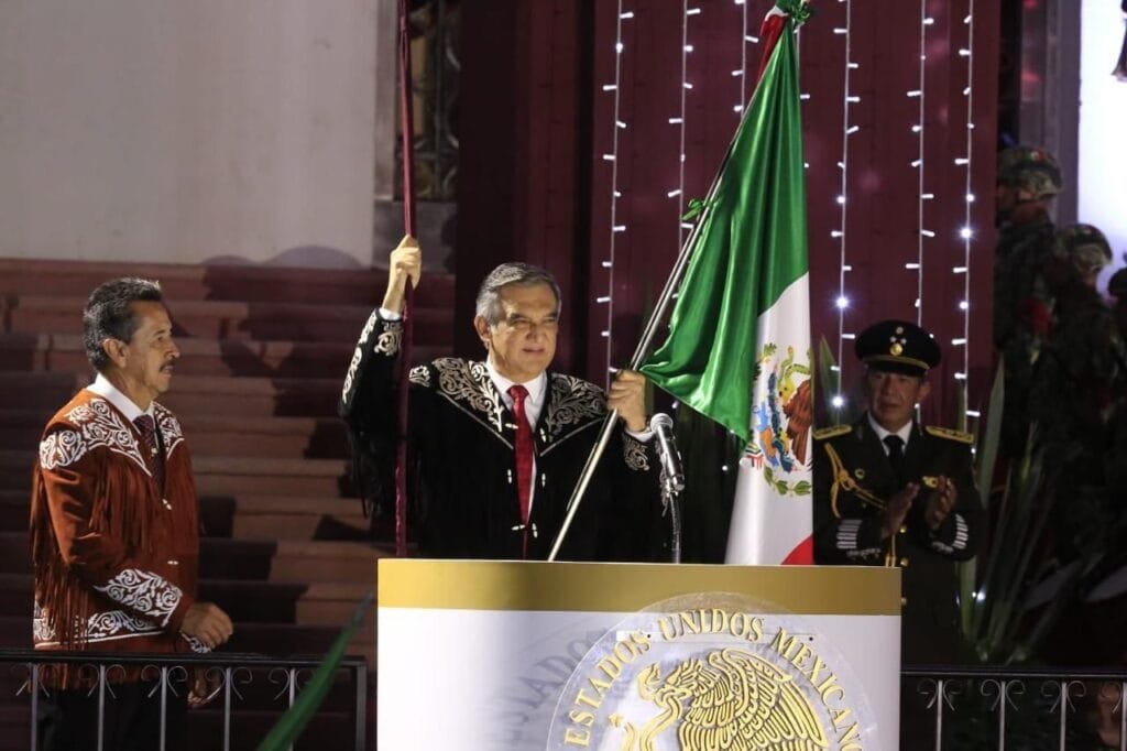 Americo Villareal sosteniendo la bandera
