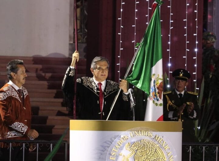 Americo Villareal sosteniendo la bandera